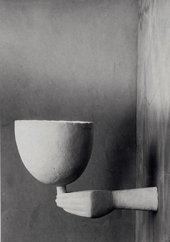 Alberto Giacometti, Applique Main (1931) en plâtre, années 1930. Photographe Jean Collas. Archives Fondation Giacometti. © Succession Alberto Giacometti / Adagp, Paris 2026.