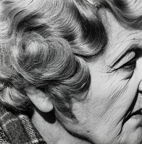 https://francefineart.com_ David Goldblatt, Woman with pierce ear, Joubert Park, Johannesburg, 1975, Collection d’entreprise Neuflize OBC. © David Goldblatt.