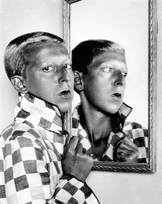 https://francefineart.com_ Claude Cahun, Autoportrait avec miroir, c. 1928, Collection d’entreprise Neuflize OBC. © Jersey Heritage Trust.