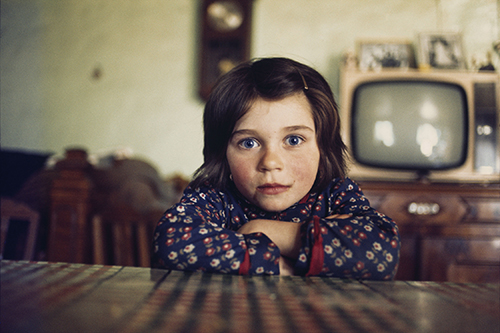 https://francefineart.com/ Madeleine de Sinéty, Béatrice et la télévision Poilley, 1973. © Succession Madeleine de Sinéty.