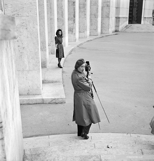 https://francefineart.com/ Photographe inconnu, Lee Miller avec son appareil lors d âune sĂ©ance photo Schiaparelli, MusĂ©e dâart Moderne, Paris, 1945. © Lee Miller Archives England 2026, All Rights Reserved.