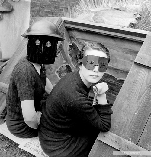 https://francefineart.com/ Lee Miller, Femme équipées de masques anti-feu, Downshire Hill, Londres, 1941. © Lee Miller Archives England 2026, All Rights Reserved.