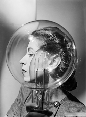 https://francefineart.com/ Lee Miller, ModÚle avec ampoule, Vogue studio, Londres, vers 1943. © Lee Miller Archives England 2026, All Rights Reserved.