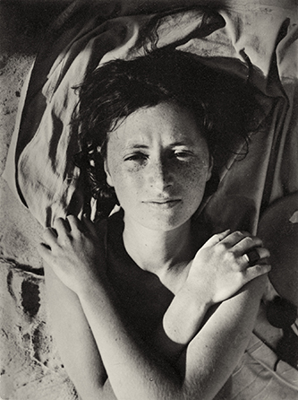 https://francefineart.com/ Aaron Siskind, Portrait de Liza Kraitz Fonar, 1933. © Aaron Siskind / Virginia Museum of Fine Arts Courtesy Wilson Centre for Photography.