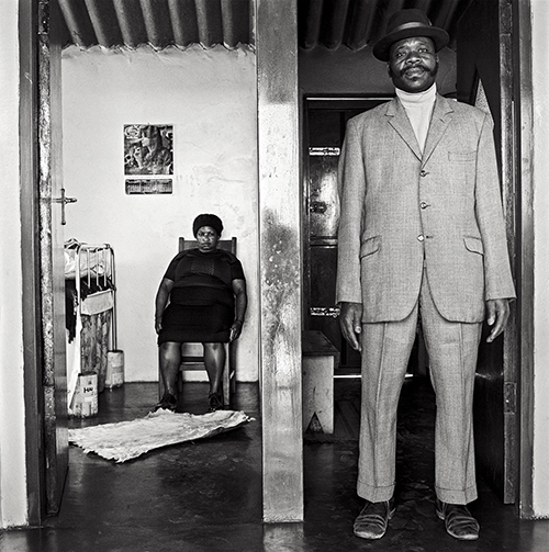 https://francefineart.com/ David Goldblatt, George et Sarah Manyani, 3153 Emdeni Extension. Août 1972, 1972/ © David Goldblatt, Courtesy Marian Goodman, Johannesburg / Wilson Centre for Photography.