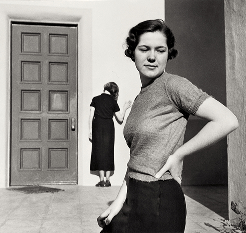 https://francefineart.com/ John Gutmann, Haussement dâĂ©paules, 1935. © Center for Creative Photography, Arizona Board of Regents, Courtesy Wilson Centre for Photography.