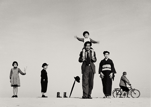 https://francefineart.com/ ShĆji Ueda, Papa, maman et les enfants, 1949. © Photo ShĆji UEDA, Courtesy Wilson Centre for Photography.