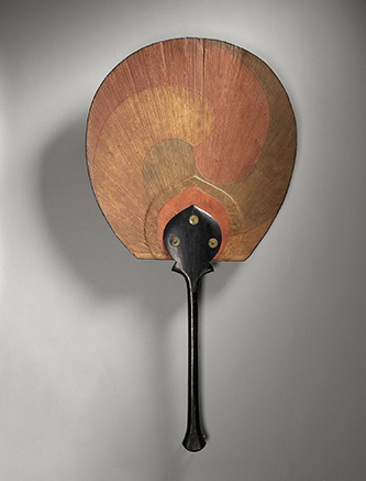 https://francefineart.com/  Éventail à motif de taegeuk. Corée, époque du Joseon (1392-1910), XIXe siècle. Bois, papier ; 84 × 43 × 2,5 cm. Paris, musée Guimet. © GrandPalaisRmn (musée Guimet, Paris) / Michel Urtado.