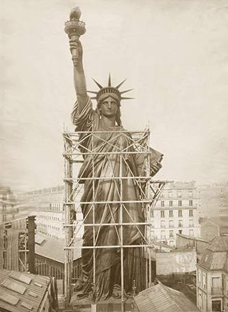 https://francefineart.com/ Albert Fernique (1841-1898), La Statue de la Liberté montée dans les ateliers Gaget, Gauthier & Cie, 1884. Épreuve sur papier albuminé collée sur carton, H. 46,8 ; L. 35 cm. Colmar, musée Bartholdi 2P14/117. Donation de Jeanne Émilie Bartholdi, 1907. Photo © Musée Bartholdi / C. Kempf.
