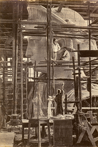 https://francefineart.com/  Pierre Petit (1832-1909) d’après Charles Marville. Fabrication du modèle en plâtre de la Statue de la Liberté, vers 1878, épreuve sur papier albuminé, H. 19,6 ; L. 13,3 cm. Colmar, musée Bartholdi, 2P14/043. Don de Jeanne Émilie Bartholdi à la Ville de Colmar, 1907. Photo © Musée Bartholdi / C. Kempf.