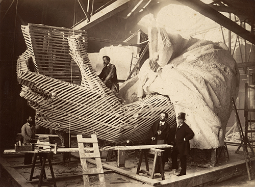 https://francefineart.com/  Pierre Petit (1832-1909), Vue des ateliers Gaget, Gauthier & Cie, fabrication du modèle en plâtre de la main gauche, entre 1881 et 1884, épreuve sur papier albuminé, H. 19,5 ; L. 25,7 cm. Colmar, musée Bartholdi, 2P14/034.. Donation de Jeanne Émilie Bartholdi, 1907. Photo © Musée Bartholdi / C. Kempf.