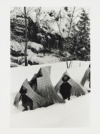 https://francefineart.com/  Hiroshi Hamaya, Honyaradô e yuku kodomotachi (Des enfants se rendent à la grotte de Honyara), de la série Yukiguni (Pays de neige), 1956. © Hiroshi Hamaya.