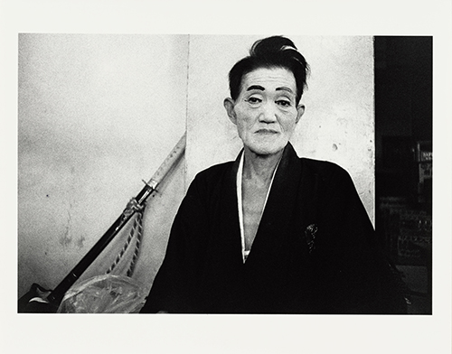 https://francefineart.com/  Hiromi Tsuchida, Asakusa [maître de sabre], 1970. Série Zokushin (Les dieux de la terre). © Hiromi Tsuchida.