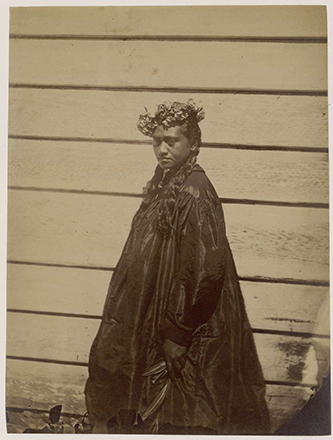https://francefineart.com/ Paul-Emile Miot, Métisse de Tahiti, 1869-1870. Portrait d'une Tahitienne se tenant debout et de trois quarts. N° inventaire PP0156161. Tirage sur papier albuminé monté sous passe-partout. Dimensions du tirage : 24 x 18 cm Dimensions du montage : 53 x 40 cm. Océanie, Tahiti (île), Polynésie Société (îles de la) Polynésie française Vent (îles du), Tahitien. © musée du quai Branly – Jacques Chirac.