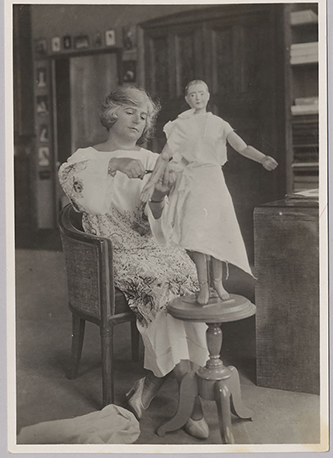 https://francefineart.com/  Madeleine Vionnet esquissant un modèle en toile sur son mannequin en bois articulé, Vers 1923-1926. Archives Madeleine Chapsal, New York Public Library.