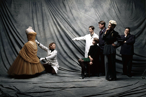 https://francefineart.com/  Jean-Marie Périer, Photographie de l’équipe de conservation et de la présidente de l’Union Centrale des Arts Décoratifs (UCAD), à l’occasion de la réouverture du musée de la Mode et du Textile 1997. © Les Arts Décoratifs / Jean-Marie Périer.