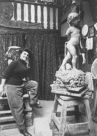https://francefineart.com/  Albert Harlingue (1879-1964), La sculptrice Suzanne Bizard dans son atelier, Paris, vers 1920, Paris, fonds Roger-Viollet. © Albert Harlingue / Roger-Viollet.