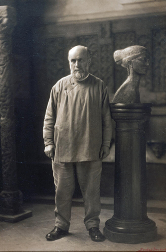 https://francefineart.com/  Studio Soulat-Boussus (fin XIXe – début XXe siècle), Antoine Bourdelle dans l’atelier de sculpture, près du buste de Madeleine Charnaux, 1925-1929, Épreuve photographique au gélatino-chlorure d’argent développé,  Musée Bourdelle, Paris. CC0 Paris Musées / Musée Bourdelle.