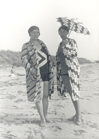 https://francefineart.com/  Sonia Delaunay et Sophie Taeuber-Arp portant des tenues simultanées à la plage de Carnac en Bretagne. Août 1929. Fondation Arp, Clamart. © Archives Fondation Arp.