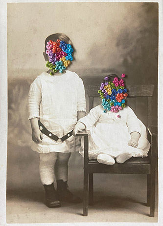 Adriene Hughes, Unknown Children, 1910-1920’s, 2020. Carte postale photographique ancienne, fil à broder en coton, 14 x 8,9 cm. © Adriene Hughes.
