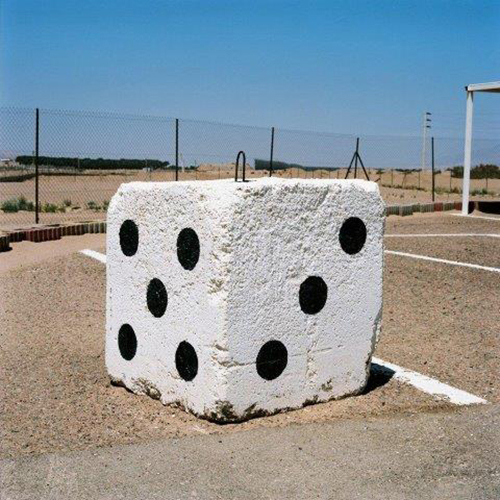 Tami Notsani, Sans Titre (dé, frontière jordanienne), série Comme beaucoup de choses dans ce pays, 2017 - Frontiere_Jordanie / 20. © Tami Notsani. © Adagp, Paris, 2025.