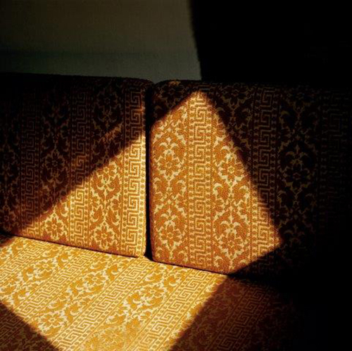 Tami Notsani, Sans Titre (canapé), série Safta (grand-mère) 2002 - Sapa Ketem Or-2 / 04 SA. © Tami Notsani. © Adagp, Paris, 2025.