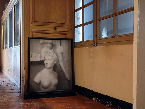 Anne-Frédérique Fer, Vue de l’exposition Je suis dans des mondes étranges de FLORE à la maison de George Sand, Nohant - du 18 avril au 1er novembre 2026. © Anne-Frédérique Fer / FranceFineArt.com