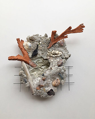 Morgane Porcheron, Fragments marins, 2021. Béton, terre cuite, éléments divers. Dimensions variables. © Morgane Porcheron.