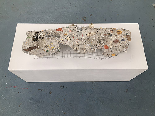Morgane Porcheron, Fossile marin architecturé, 2021. Grillage métallique, béton, coquillages et éléments divers récupérés sur la plage, 75,5 x 30,5 x 17 cm. © Morgane Porcheron.