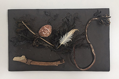 Morgane Porcheron, Bas relief marin #2,  2021. Grès noir et éléments divers récupérés sur la plage, 57 x 24,5 x 6,8 cm. © Morgane Porcheron.